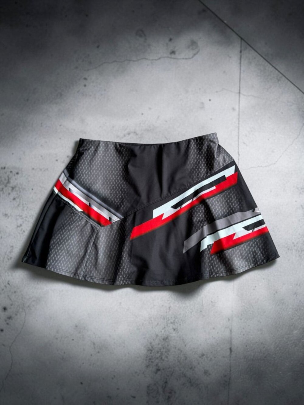 LUCKY IN LOVE Gray Red Black Active Skort Size Small